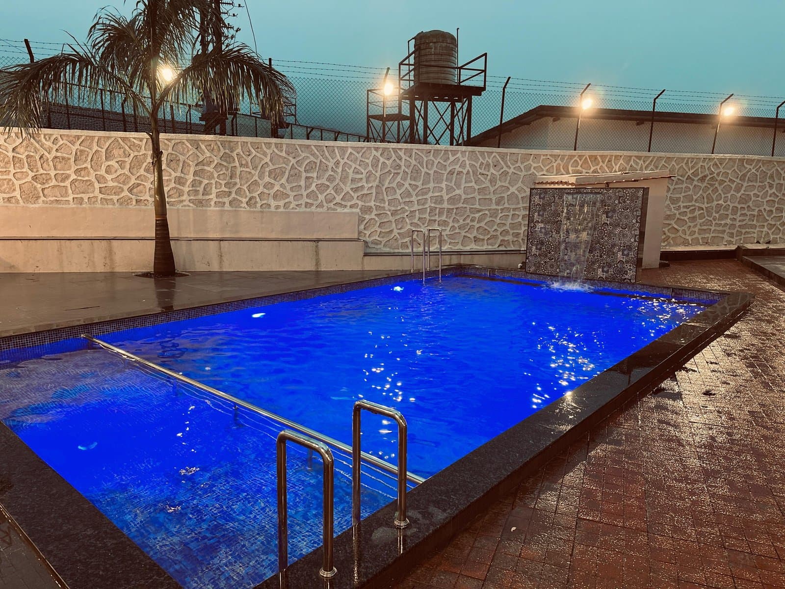 Pool & Water Feature